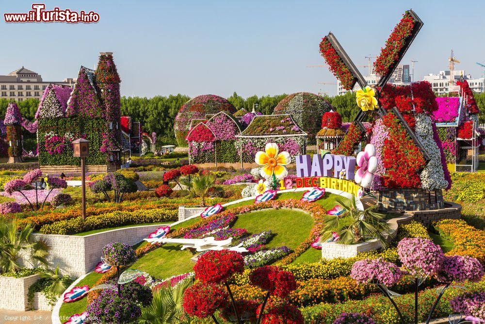 Immagine Sculture e composizioni floreali al Miracle Garden di Dubai, Emirati Arabi Uniti. Grazie al sapiente lavoro di giardinieri, botanici e architetti ambientalisti il parco è ad ogni visita una piacevole sorpresa - © S-F / Shutterstock.com