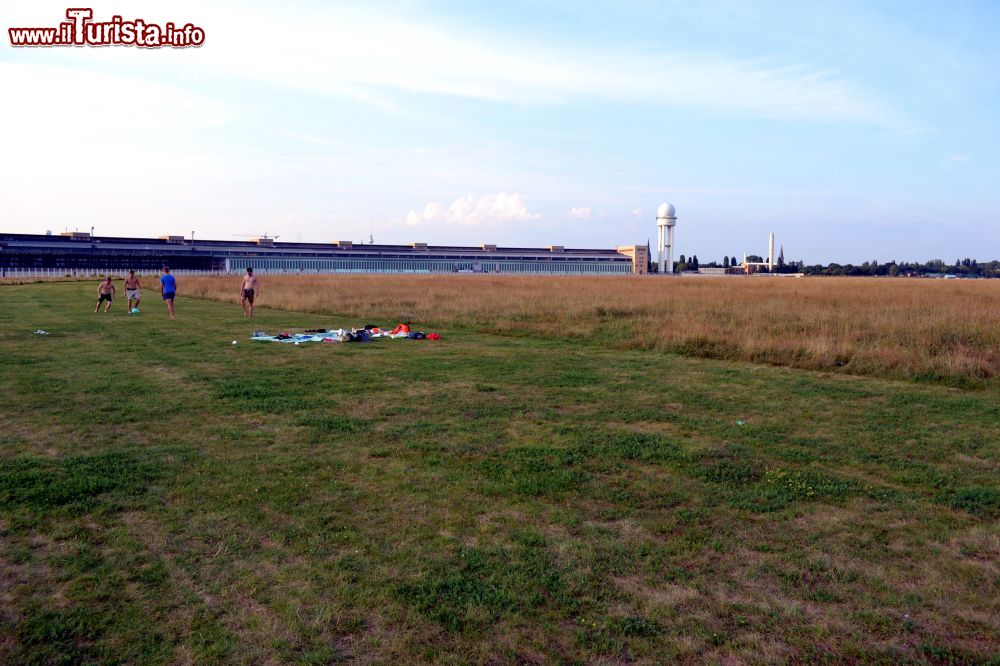 Immagine Il Tempelhofer Park (Berlino, Germania) è oggi uno dei parchi più amati dai berlinesi, anche se politici e imprenditori stanno cercando di convertire l'area per compiere speculazioni edilizie.