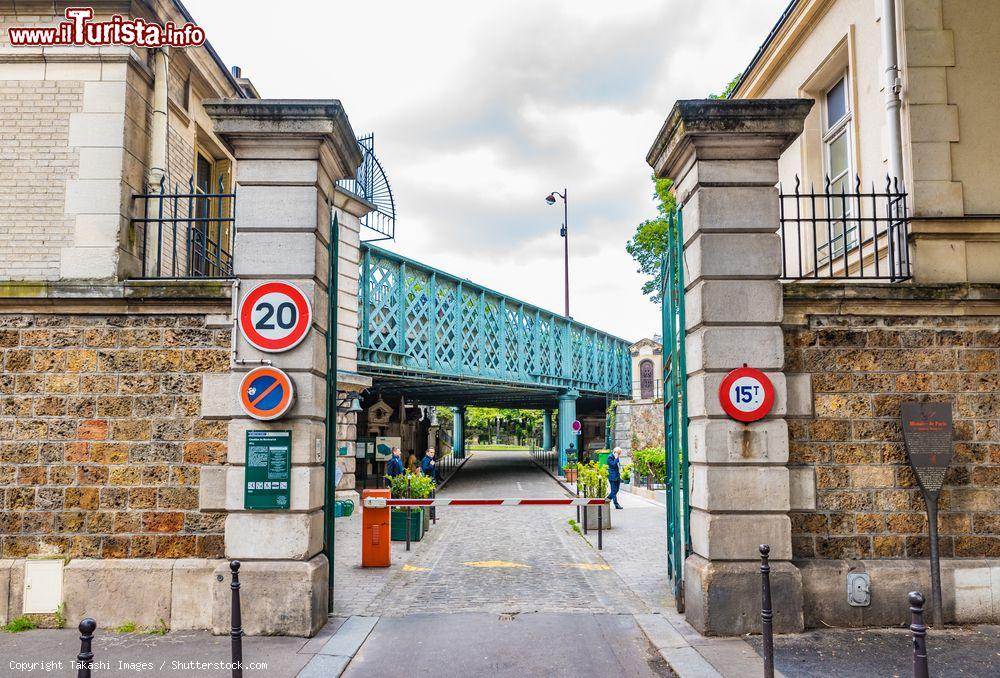 Immagine L'ingresso del cimitero di Montmartre a Parigi, Francia. Con le sue circa 20 mila tombe viene definito il piccolo "Père Lachaise": qui trovano riposo le spoglie di molte persone famose e artisti che lavorarono e vissero nel quartiere di Montmartre - © Takashi Images / Shutterstock.com