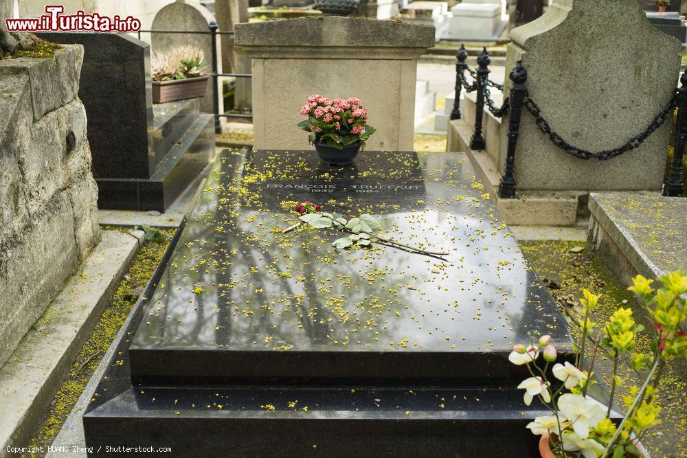 Immagine La lapide in marmo di Francois Truffaut nel cimitero di Montmartre a Parigi, Francia. Regista di film, scrittore, attore e critico, fondò la corrente francese New Wave - © HUANG Zheng / Shutterstock.com