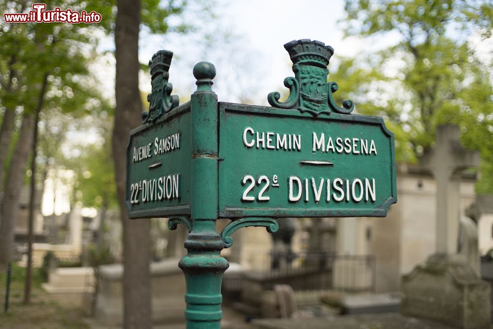 Immagine Vecchi cartelli indicano le divisioni all'interno del cimitero di Montmartre a Parigi, Francia.