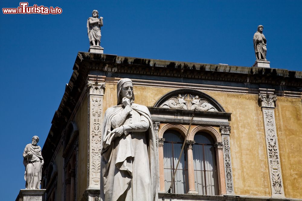 Immagine La statua di Dante in Piazza dei Signori (detta anche Piazza Dante), nel centro storico della città di Verona.