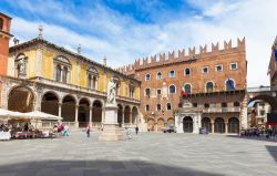 Piazza dei Signori a Verona, al centro della quale spicca la statua di Dante Alighieri inaugurata nel 1865.