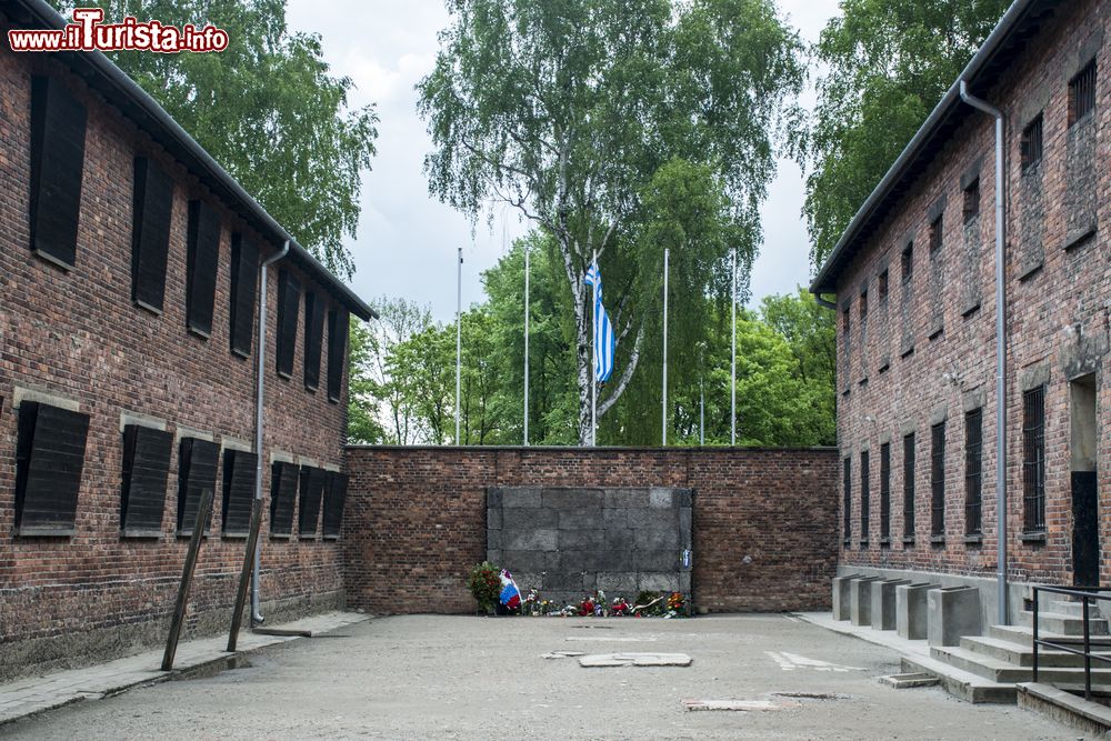 Immagine Il muro delle escecuzioni dell'edificio 10 presso il campo di concentramento nazista di Auschwitz Birkenau (Oświęcim, Polonia)