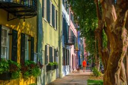 Rainbow Row è la famosa e pittoresca strada del Distretto Storico di Charleston (South Carolina) dove si trovano numerose case in stile Georgiano.