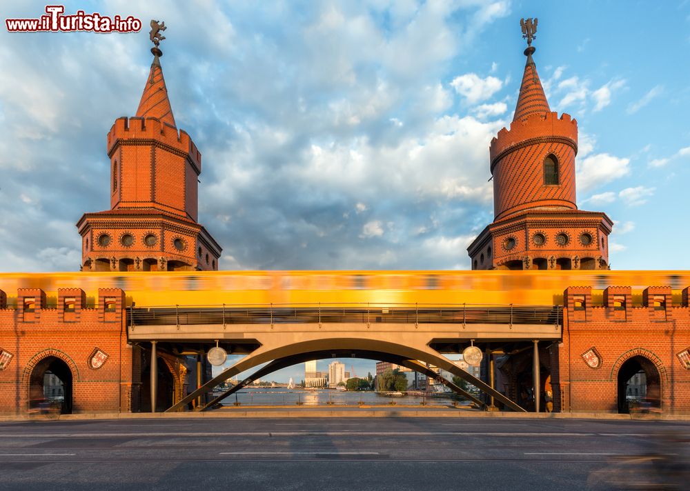 Immagine La linea U1 della metropolitana di Berlino passa sull'Oberbaumbrücke, il ponte dsimbolo della capitale tedesca.