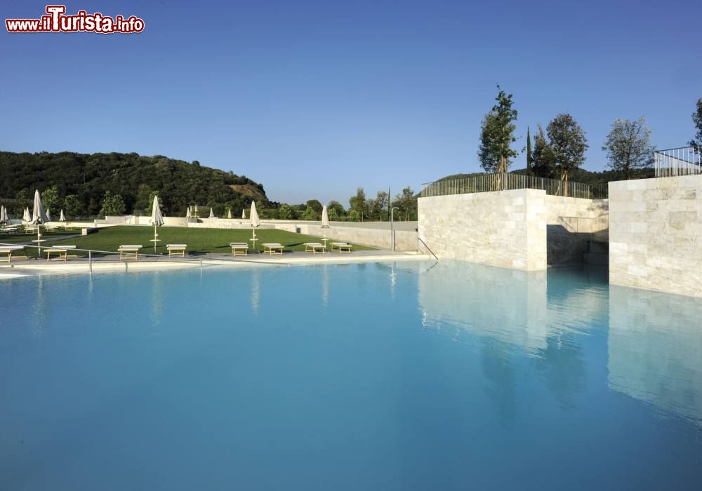 Immagine La vasca con le acque ipertermali dello Stabilimento Antica Querciolaia alle Terme di Rapolano in Toscana - ©  www.termeaq.it/