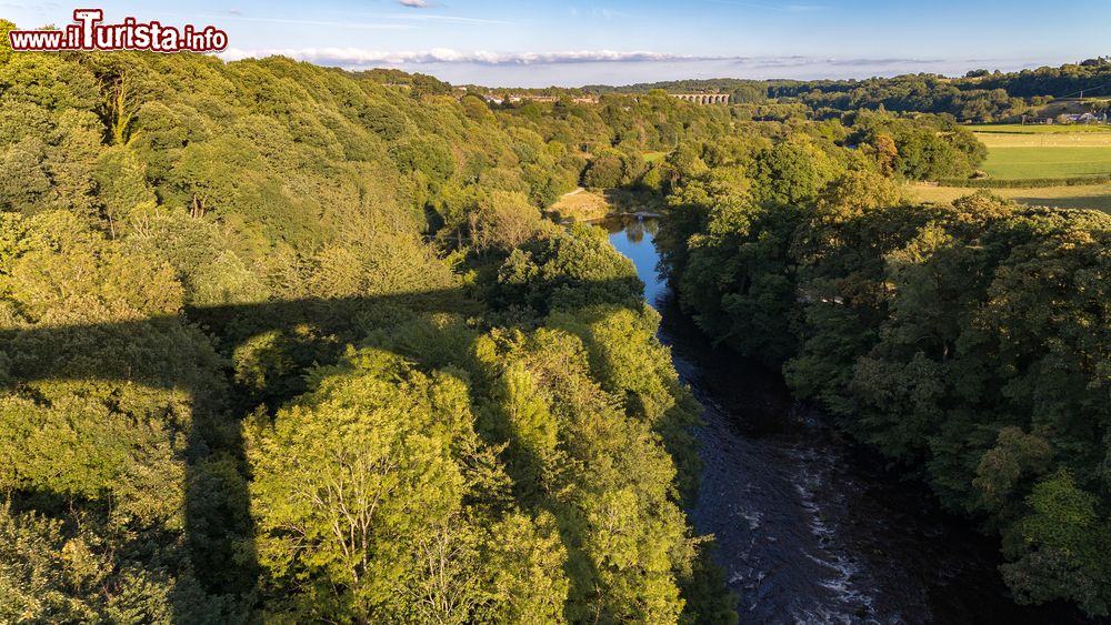 Immagine Il panorama  che si gode dall'acquedotto navigabile di Pontcysyllte in Galles: in basso il fiume Dee