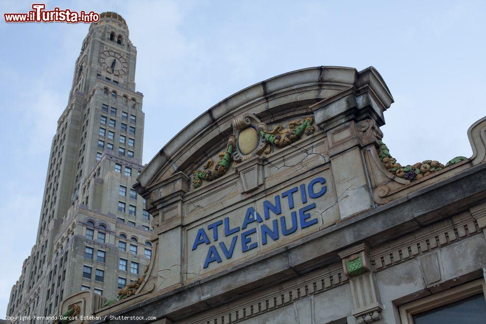 Immagine Brooklyn, New York City: la Williamsburg Saving Bank e l'entrata della metropolitana nel quartiere di Williamsburg- © Fernando Garcia Esteban / Shutterstock.com