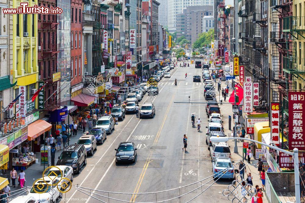 Immagine Il quartiere di Chinatown con i suoi negozi e le caratteristiche insegne nel cuore dell'isola di Manhattan, a New York City - foto © Ryan DeBerardinis / Shutterstock.com