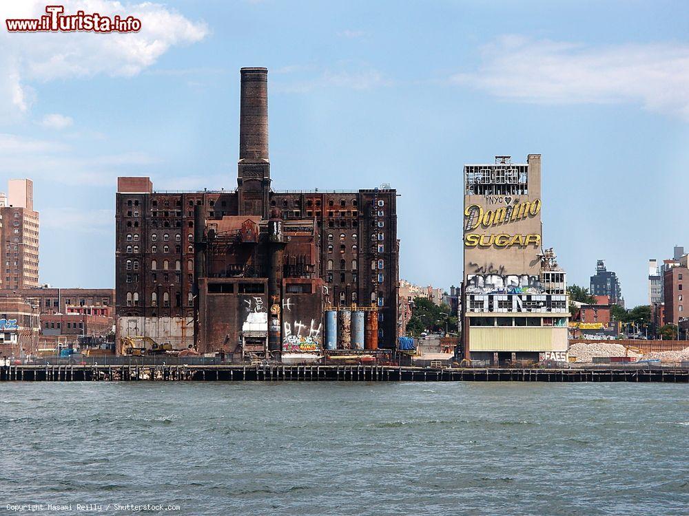 Immagine La Domino Sugar Factory nel quartiere newyorkese di Williamsburg (Brooklyn). La raffineria produceva fino al 2004 il famoso zucchero "Domino Sugar" - foto © Masami Reilly / Shutterstock.com