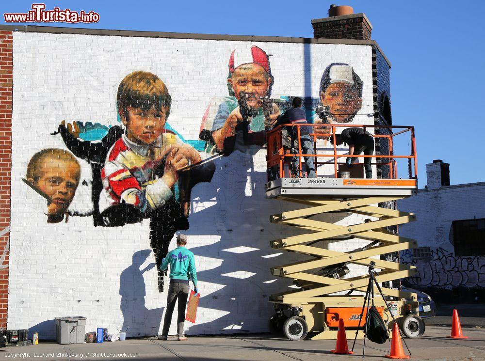 Immagine Artisti dipingono un murale su un edificio del quartiere di Williamsburg (Brooklyn) - foto © Leonard Zhukovsky / Shutterstock.com