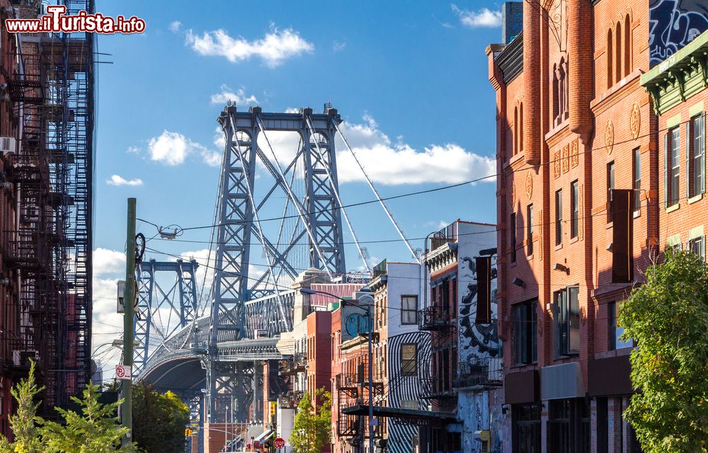 Immagine L'inconfondibile sagoma del Williamsburg Bridge sullo sfondo nel distretto di Brooklyn, a New York City.