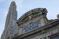 Brooklyn, New York City: la Williamsburg Saving Bank e l'entrata della metropolitana nel quartiere di Williamsburg- © Fernando Garcia Esteban / Shutterstock.com