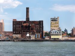 La Domino Sugar Factory nel quartiere newyorkese di Williamsburg (Brooklyn). La raffineria produceva fino al 2004 il famoso zucchero "Domino Sugar" - foto © Masami Reilly ...