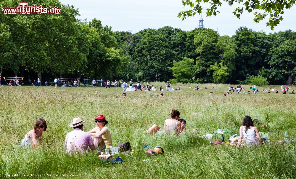 Immagine Persone fanno picnic e sport al Bois de Vincennes, Parigi, Francia. Questo parco di quasi mille ettari è il più grande della capitale francese - © Elena Dijour / Shutterstock.com