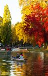 Autunno al lago Daumesnil, Bois de Vincennes, Parigi, Francia. Con i suoi 12 ettari è il lago più grande del parco parigino oltre che una popolare destinazione per chi ama passeggiare ...