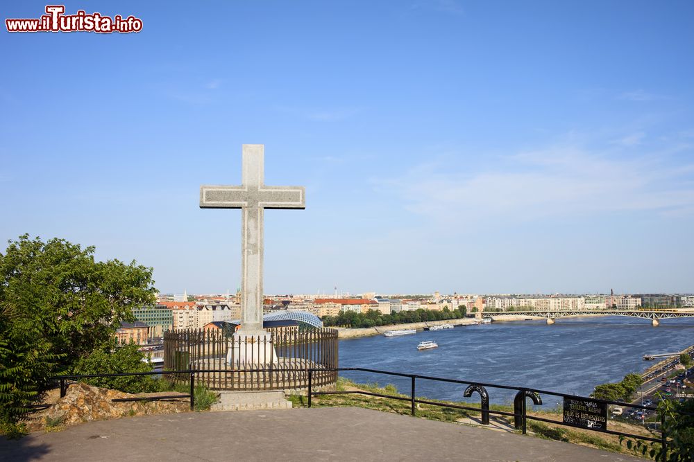 Immagine Il monumento della croce sul monte Gellert con sullo sfondo il Danubio e la skyline di Budapest, Ungheria.