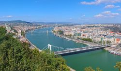 Una suggestiva immagine della città dalla collina Gellert, Budapest, Ungheria. Lo scorcio panoramico mostra il castello di Buda, il Danubio con i ponti Elisabeth, Szechenyi e Margaret, ...