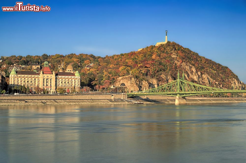 Immagine Una bella veduta del Gellerthegy e del Danubio in autunno, Budapest, Ungheria. Ai piedi del monte si trova l'hotel Gellert con i suoi celebri bagni termali. Sulla destra della fotografia, il ponte della Libertà