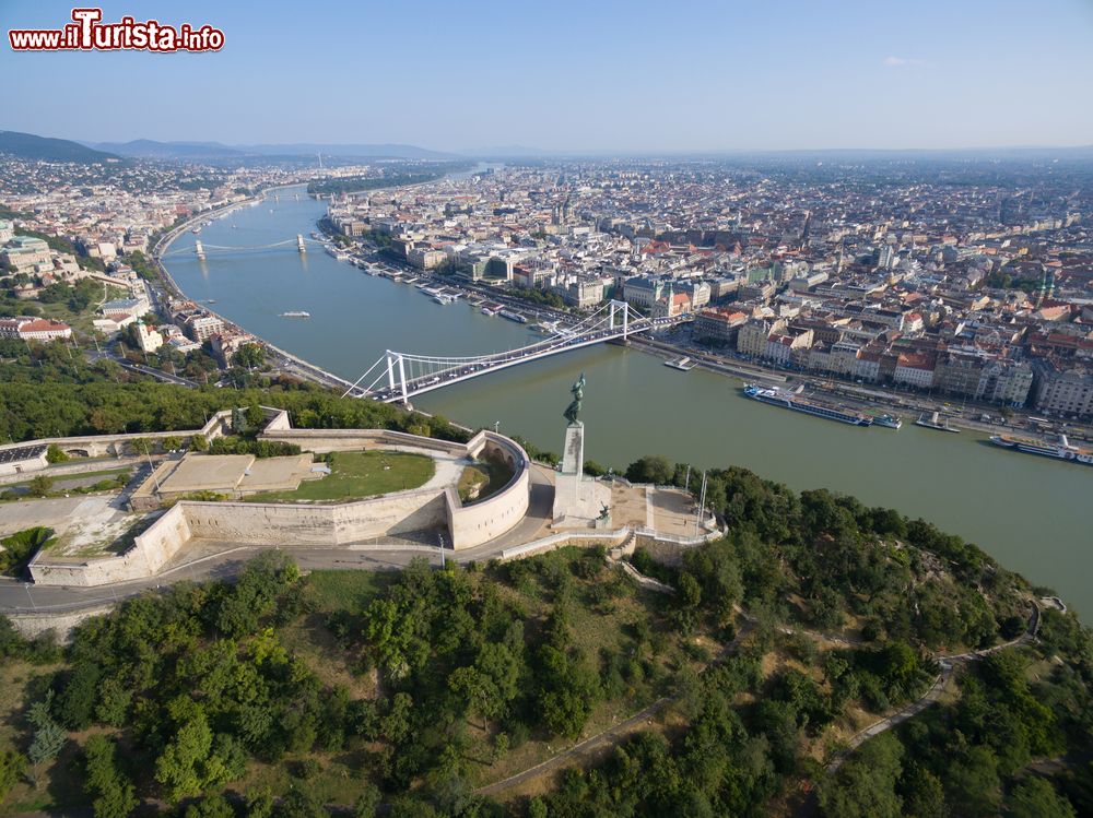 Immagine Veduta aerea della Statua della Liberazione sul monte Gellert, Budapest, Ungheria. La figura femminile, realizzata in bronzo, solleva fra le mani la palma della vittoria.