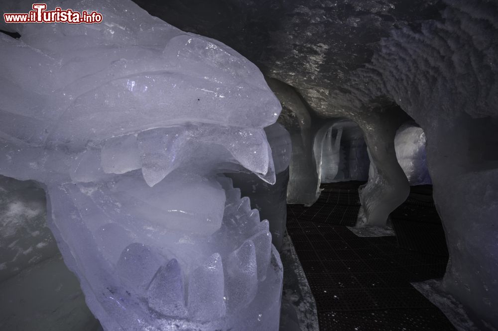Immagine Le fauci di una creatura mostruosa nella Grotte de Glace a Les Deux Alpes in Francia