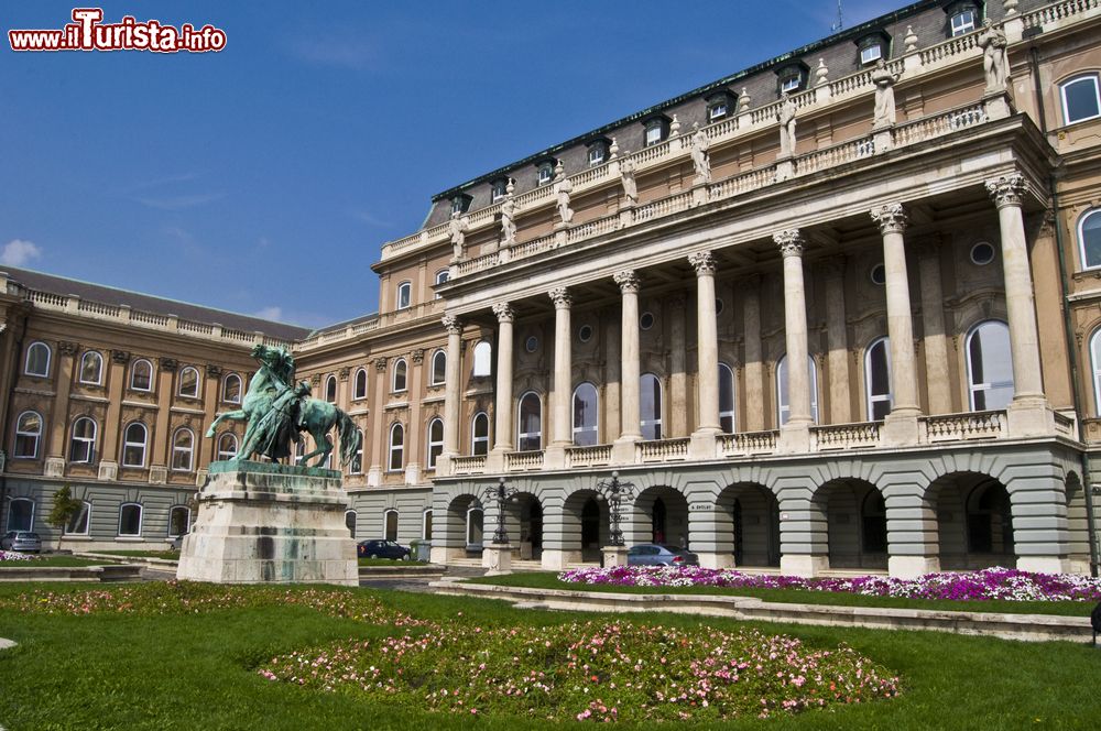 Immagine Un dettaglio del cortile del Palazzo Reale di Budapest, Ungheria. I giardini e i cortili del castello sono aperti giorno e notte 24 ore su 24 e ospitano spesso eventi e festival.