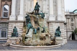 La fontana di Mattia Corvino nel cortile nord ovest del Palazzo Reale di Budapest, Ungheria. E' uno degli scorci panoramici più famosi della capitale ungherese.



