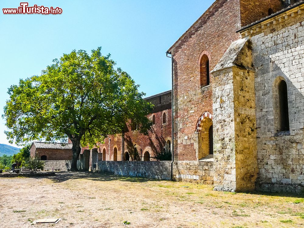 Immagine Uno scorcio dell'abbazia di San Galgano, Toscana, Italia. L'abbazia venne costruita tra il 1212 e il 1288 dai cistercensi che si insediavano vicino ai fiumi e alle grandi vie di comunicazione.