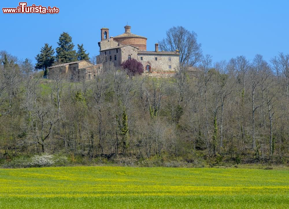 Immagine L'Eremo di Montesiepi, costruito nel XII secolo, si trova nelle campagne di Chiusdino, in provincia di Siena.