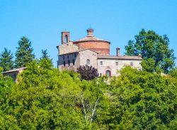 L'eremo di Montesiepi in una giornata primaverile. Si può raggiungere da Siena in autopercorrendo la SS 73 e deviando per Chiusdino.