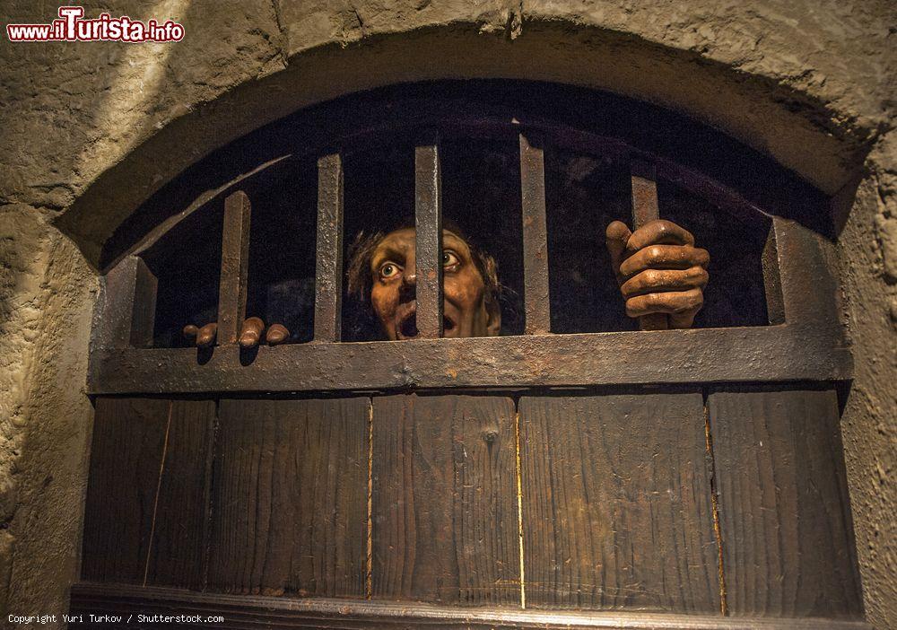 Immagine Visita al Museo Grevin di Parigi, Francia. Oltre a personaggi celebri di tutto il mondo, il museo delle cere ospita anche ambientazioni storiche - © Yuri Turkov / Shutterstock.com