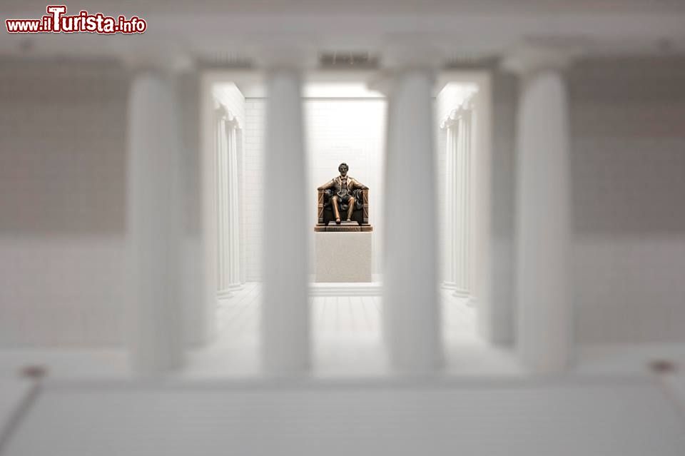 Immagine Il modellino dell'Abraham Lincoln Memorial di Washington DC al Gulliver's Gate di New York City - Foto © gulliversgate.com