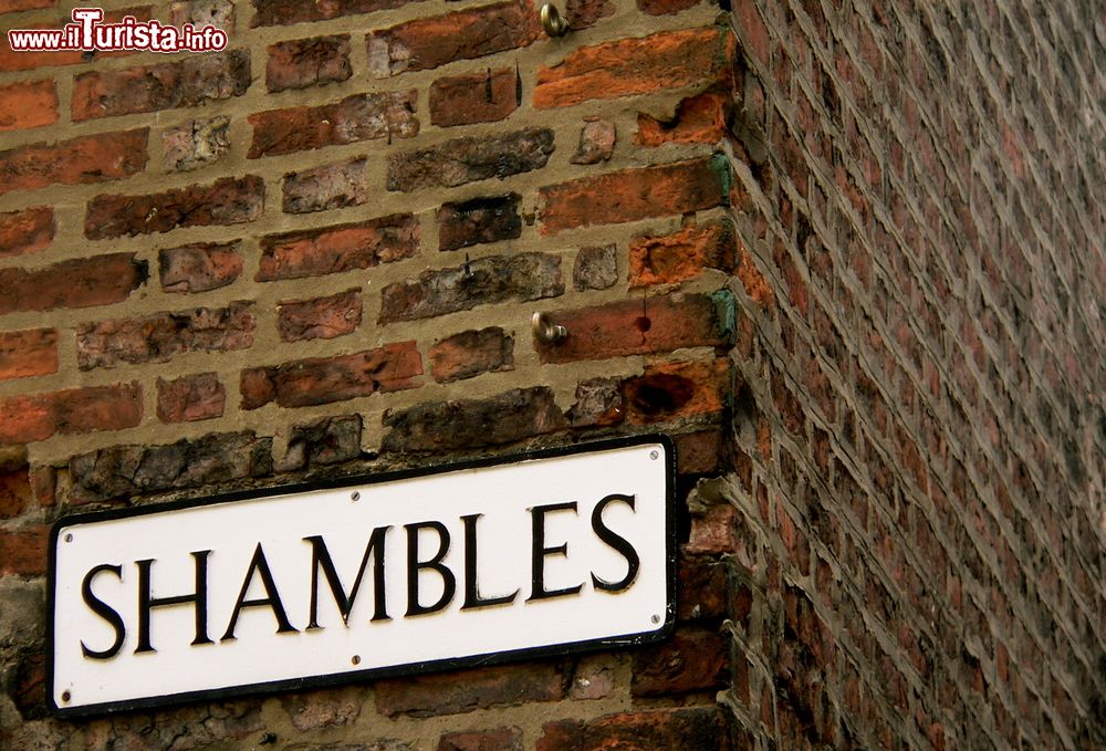 Immagine Segnalale stradale di "Shambles street" la famosa via di York