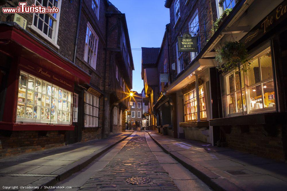 Immagine Una vista notturna di the Shambles a York immaginate di tornare indietro nel tempo al XV secolo. - © chrisdorney / Shutterstock.com