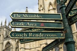 Cartelli turistici nel centro di York (Inghilterra) segnalano i principali punti d'interesse della città, tra cui The Shambles.