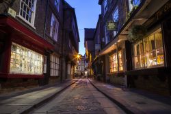 Una vista notturna di the Shambles a York immaginate di tornare indietro nel tempo al XV secolo. - © chrisdorney / Shutterstock.com