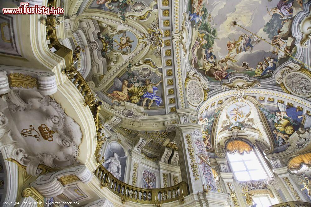 Immagine Particolare degli incredibili affreschi e dei balconi della volta superiore all'interno della Palazzina di caccia di Stupinigi - foto © Fabio Alcini / Shutterstock.com