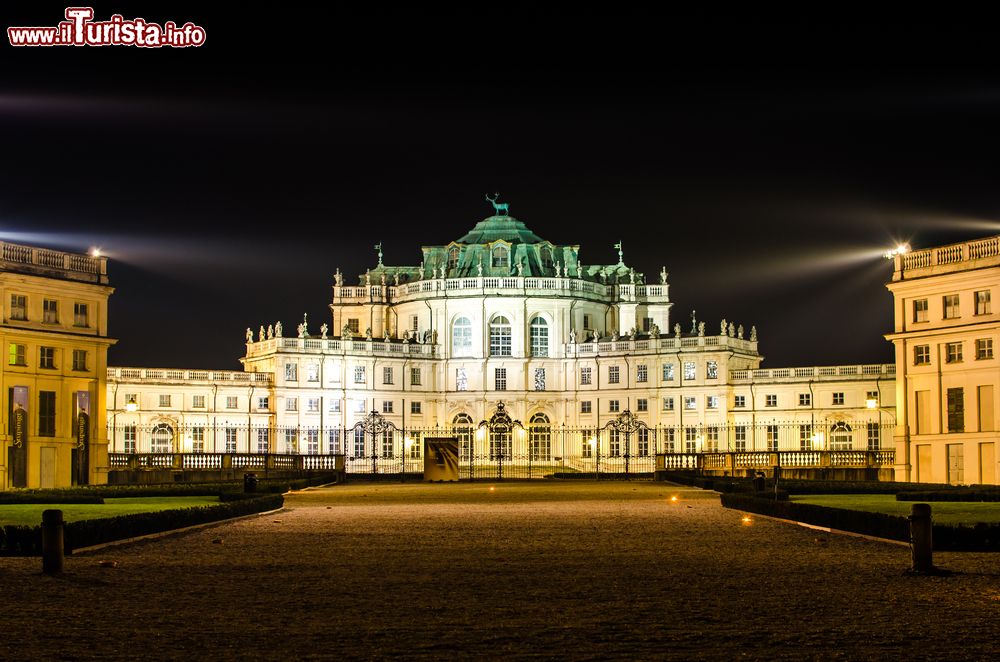 Immagine Immagine serale della Palazzina di Caccia di Stupinigi, in Piazza Principe Amedeo a Stupinigi (Nichelino), alle porte di Torino.