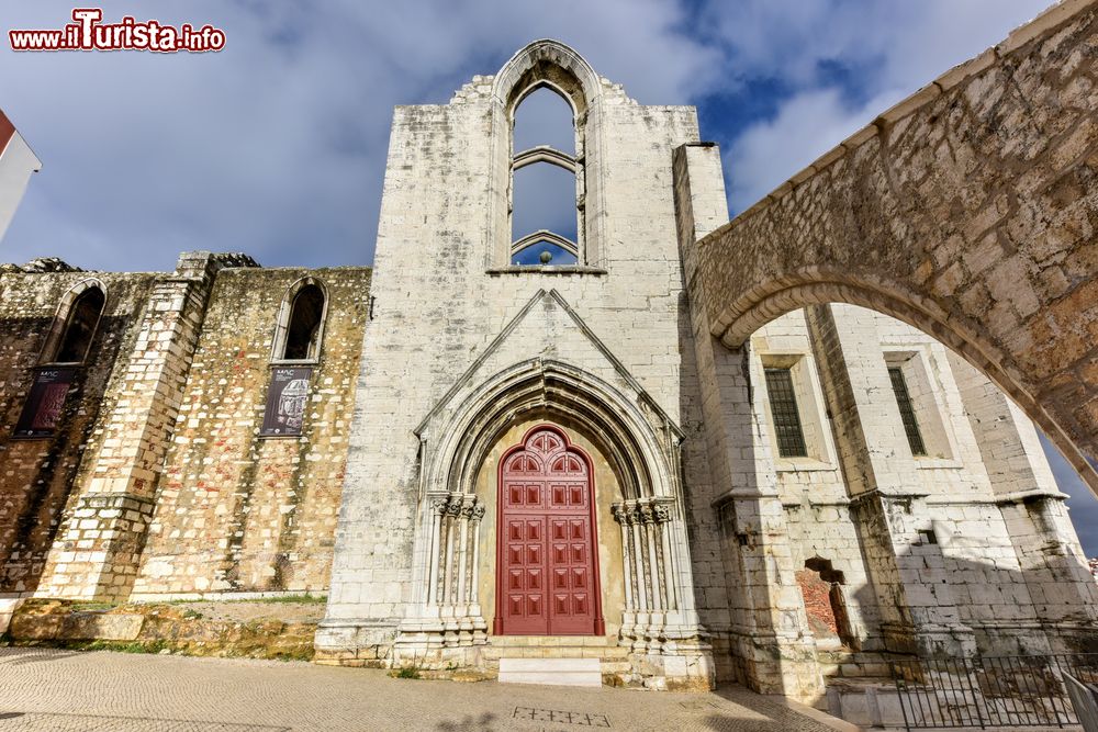 Immagine Qualche tentativo di ricostruire il Convento do Carmo di Lisbona in stile neogotico fu ompiuto fin dall'anno successivo al terremoto, ma nel 1834 i lavori furono definitivamente sospesi.