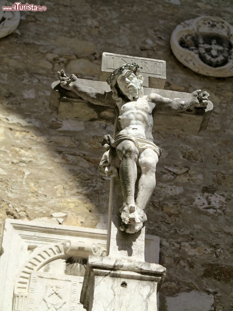 Immagine Il crocifisso nel Convento do Carmo di Lisbona illuminato dal sole. la cui luce penetra nell'edificio direttamente dal tetto, crollato nel 1755.