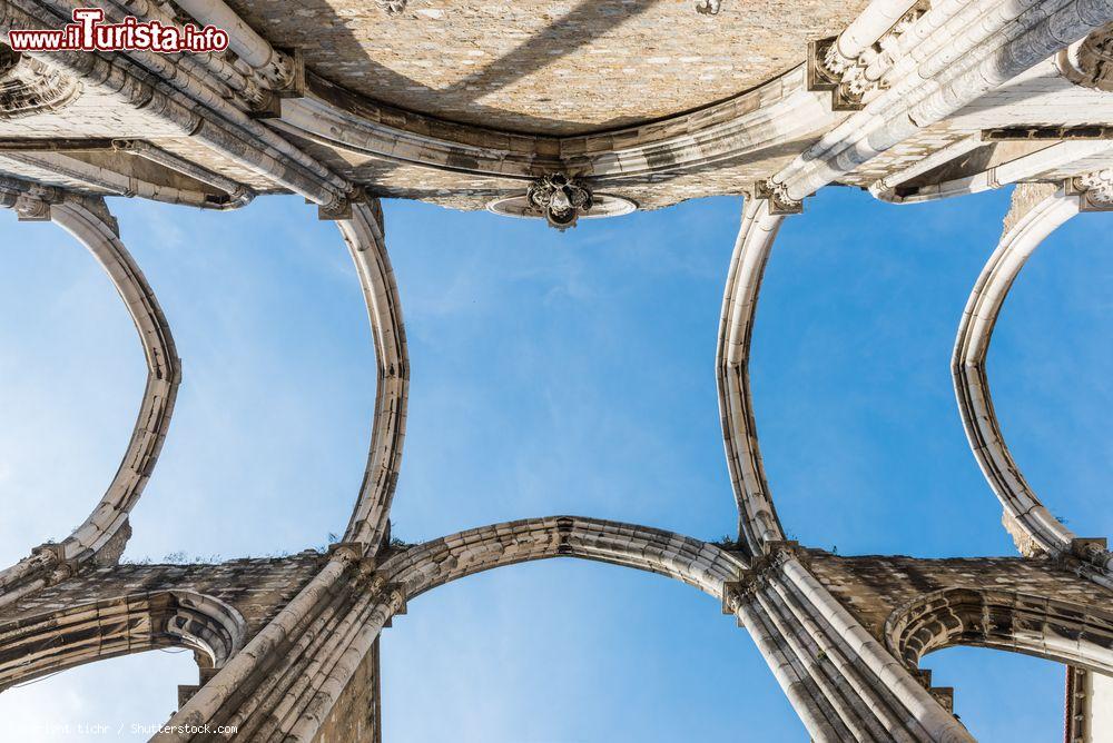 Immagine Il tetto del Convento do Carmo di Lisbona è crollato con il terremoto del 1755. Oggi i visitatori, entrandovi, possono vedere direttamente il cielo - foto © tichr / Shutterstock.com