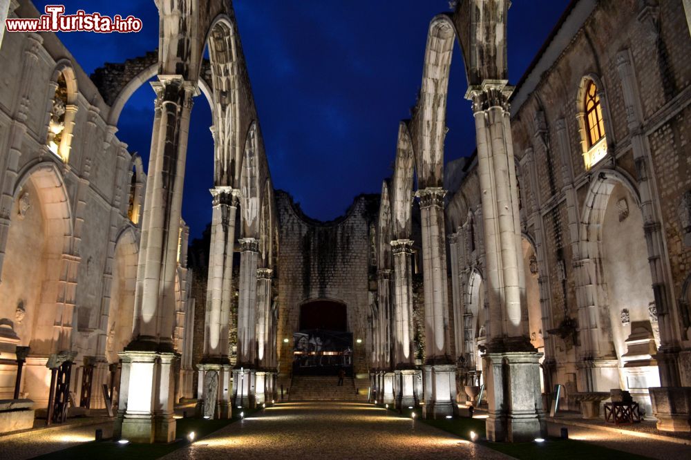 Immagine Illuminazione serale all'interno delle rovine del Convento do Carmo di Lisbona, distrutto dal terremoto del 1755.