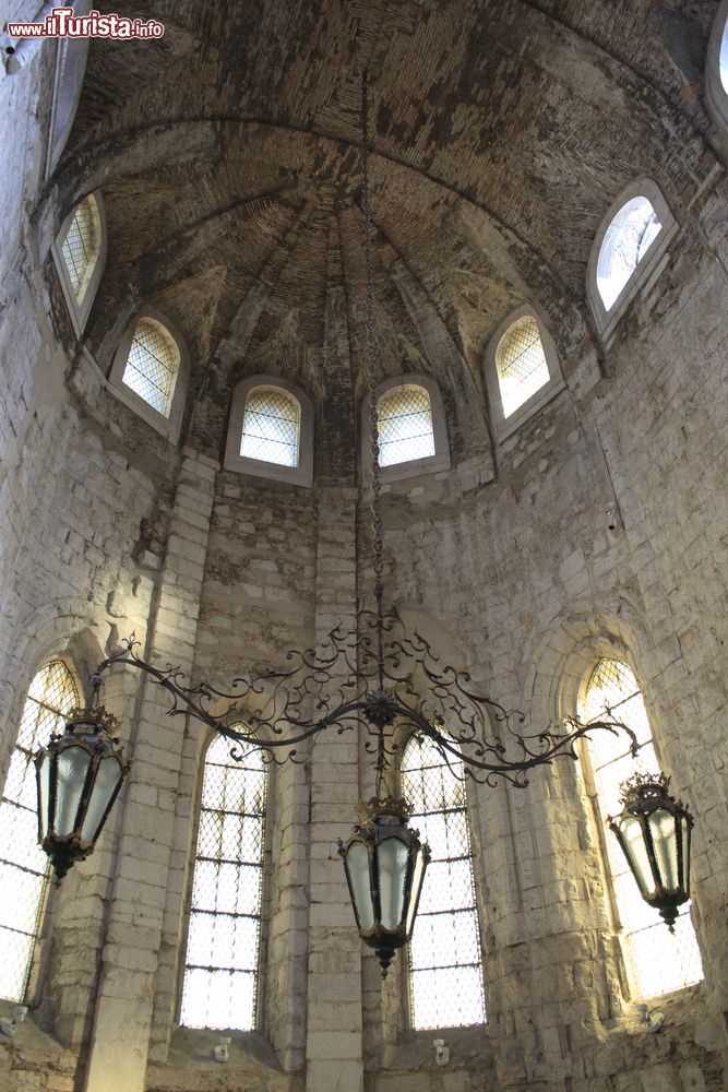 Immagine L'interno del Convento do Carmo di Lisbona (Portogallo). Oggi l'edificio, ancora visitabile, è stato trasformato in un muso archeologico.