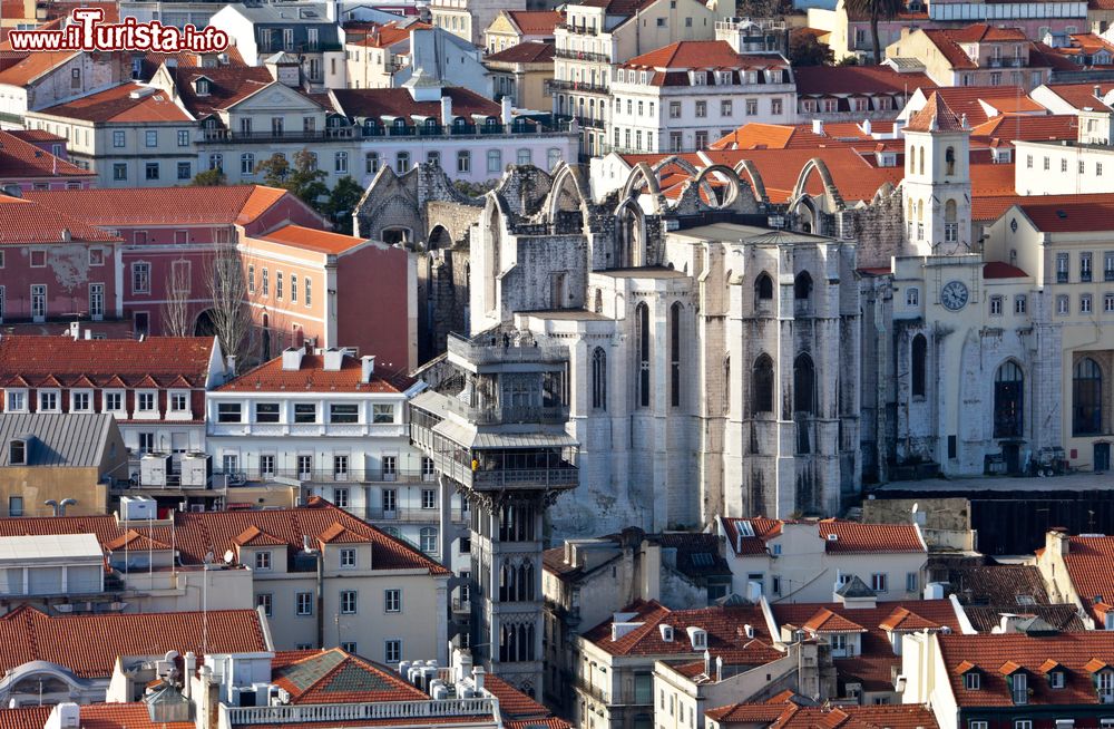 Immagine Le rovine del Convento do Carmo tra gli edifici moderni del centro storico di Lisbona (Portogallo).