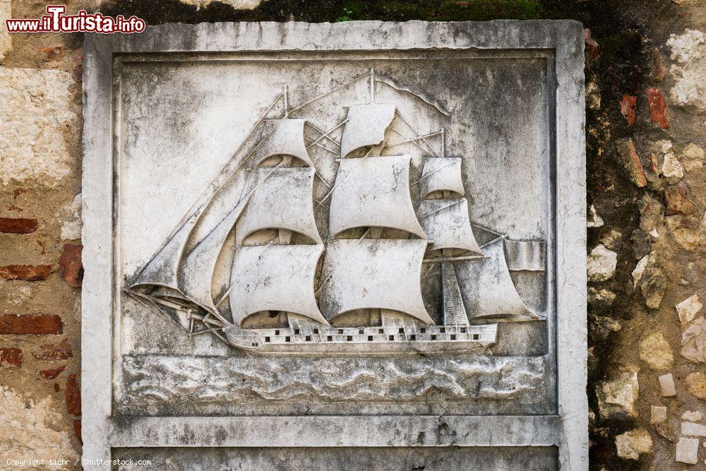 Immagine Pietre, lastre e frammenti di capitelli sono ciò che resta dell'antico patrimonio del Convento do Carmo di Lisbona dopo il terremoto del 1755 - foto © tichr / Shutterstock.com