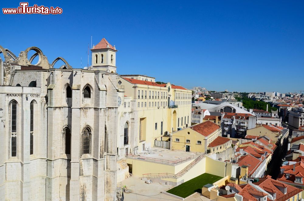 Immagine Le rovine del Convento do Carmo di Lisbona (Portogallo) viste dall'Elevador de Santa Justa, nel centro della capitale.