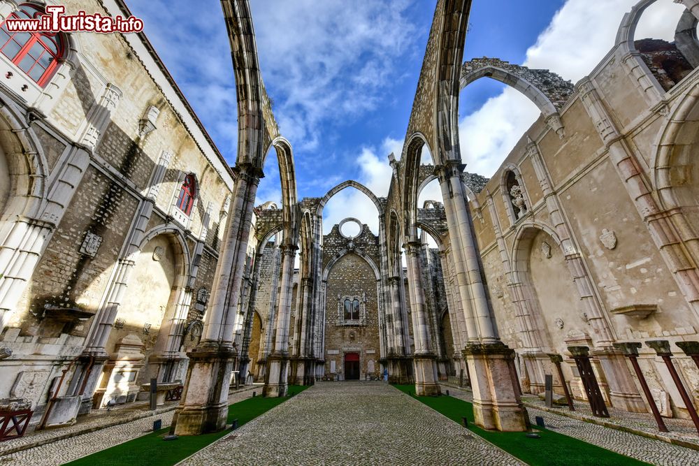 Immagine Il Convento do Carmo a Lisbona fu distrutto dal terremoto dl 1755. Oggi sono ancora visitabili le rovine della struttura.