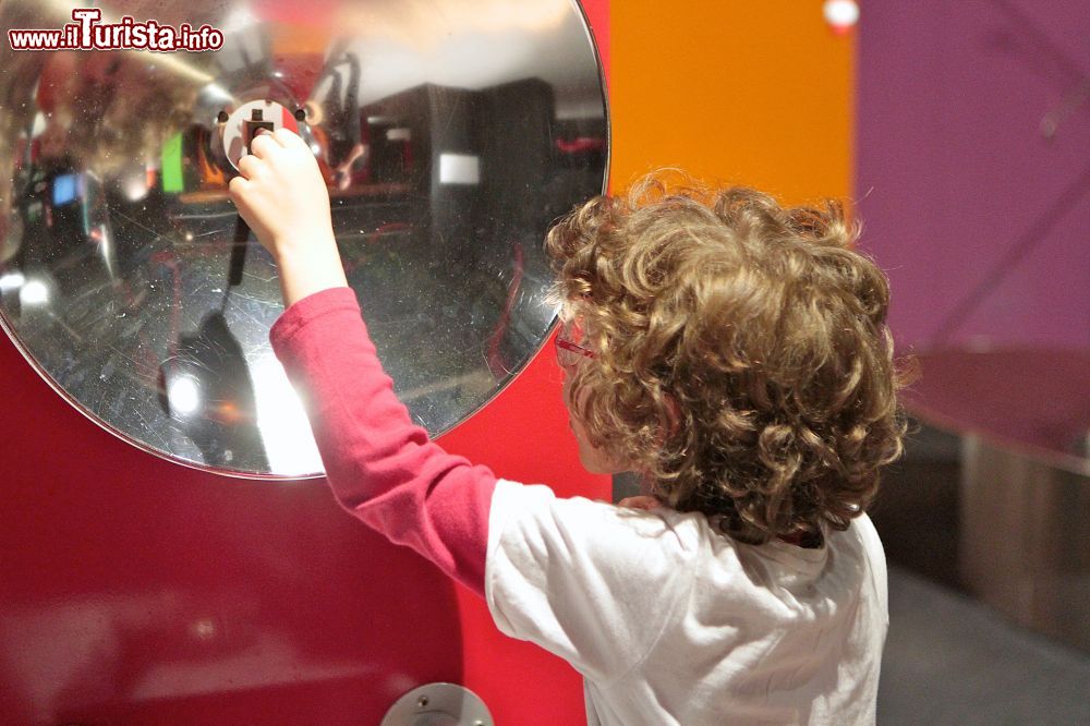 Immagine Un bambino impara i segreti dell'ottica all'IS di Trieste, il centro di scienza di Immaginario Scientifico