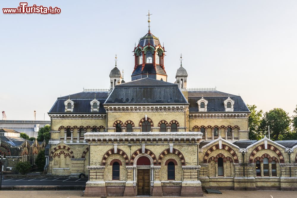 Immagine Una veduta di Abbey Mills Pumping Station a Abbey Lane, Londra, Gran Bretagna. Disegnata dagli ingegneri Joseph Bazalgette e Edmund Cooper e dall'architetto Charles Driver, questa costruzione del 1868 in stile neogotico rientra nell'ambito della rete fognaria cittadina.